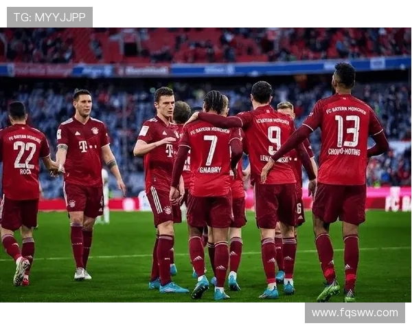 拜仁慕尼黑高位压迫战术下,防线空当频现,反击风险逐步反映于比赛走势 拜仁慕尼黑高位压迫战术下,防线空当频现,反击风险逐步反映于比赛走势